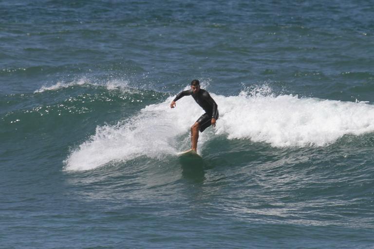 Cauã Reymond surfa na Prainha, Rio de Janeiro