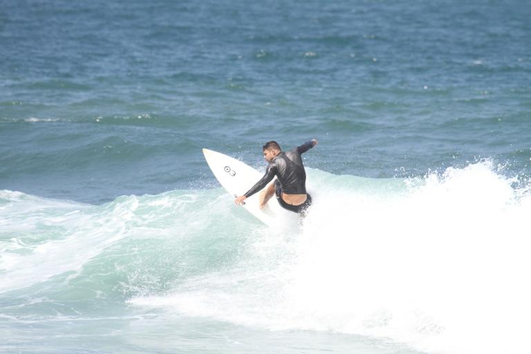 Cauã Reymond surfa na Prainha, Rio de Janeiro