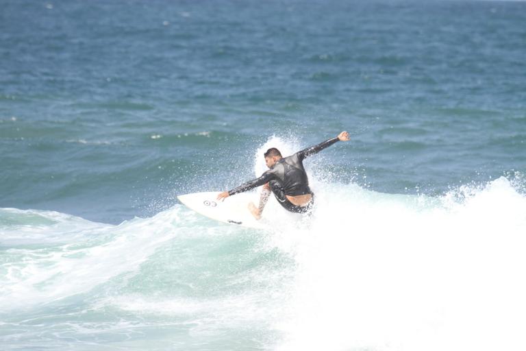 Cauã Reymond surfa na Prainha, Rio de Janeiro