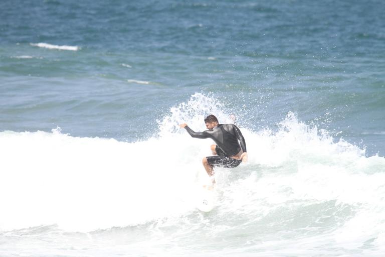 Cauã Reymond surfa na Prainha, Rio de Janeiro