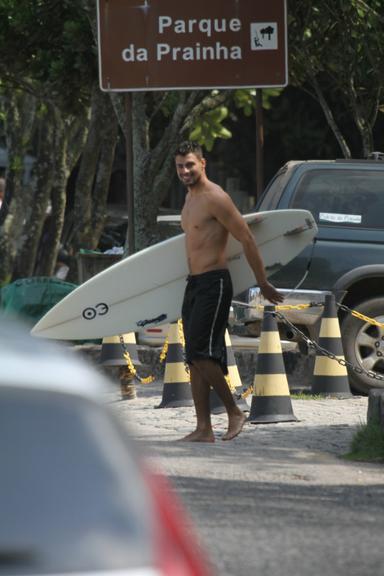 Cauã Reymond após surfar na Prainha, Rio de Janeiro