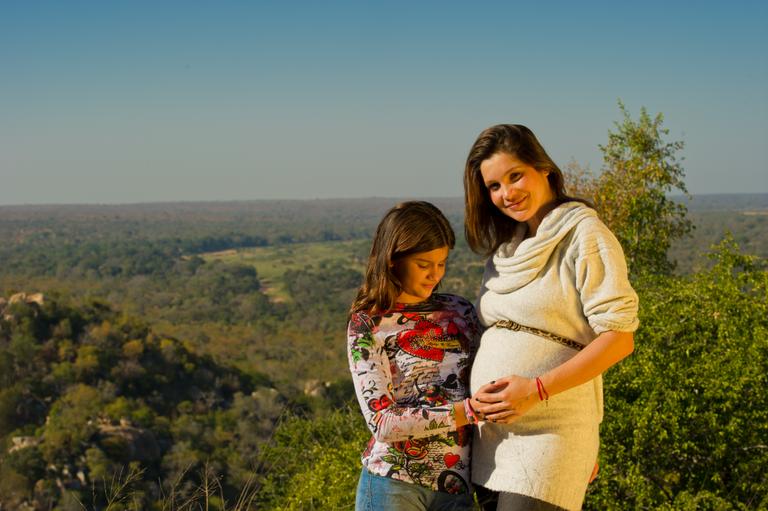 Flávia Alessandra esperando a chegada de Olívia ao lado da filha mais velha, Giulia