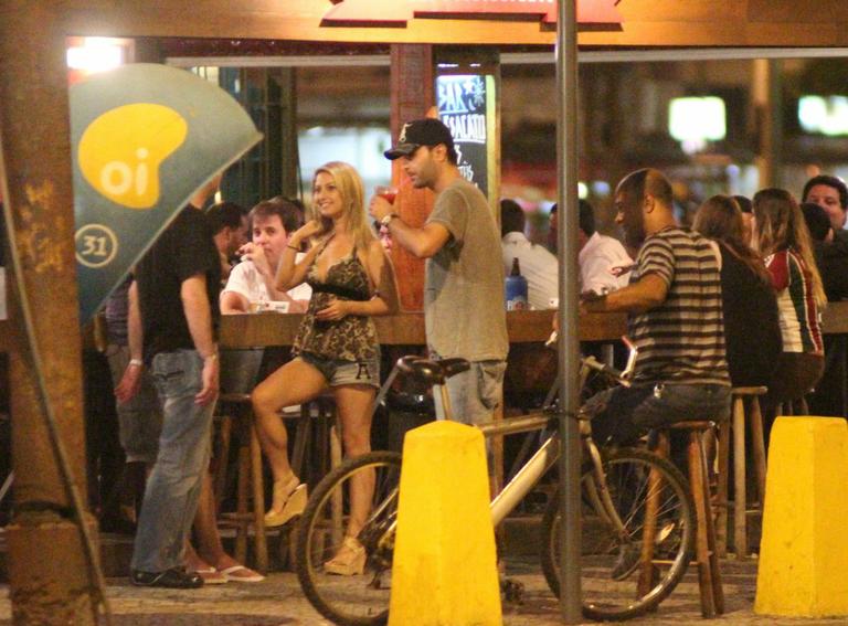 Rodrigo Phavanello se refresca em bar carioca