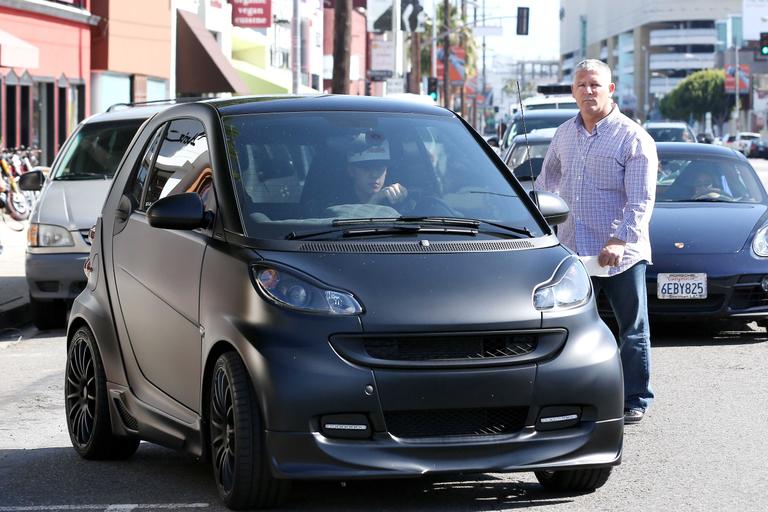 Justin Bieber passeia com seu ‘mini’ carro por Los Angeles, nos Estados Unidos