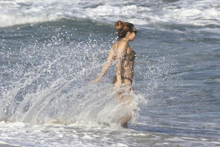 Demi Lovato curte praia no Rio de Janeiro