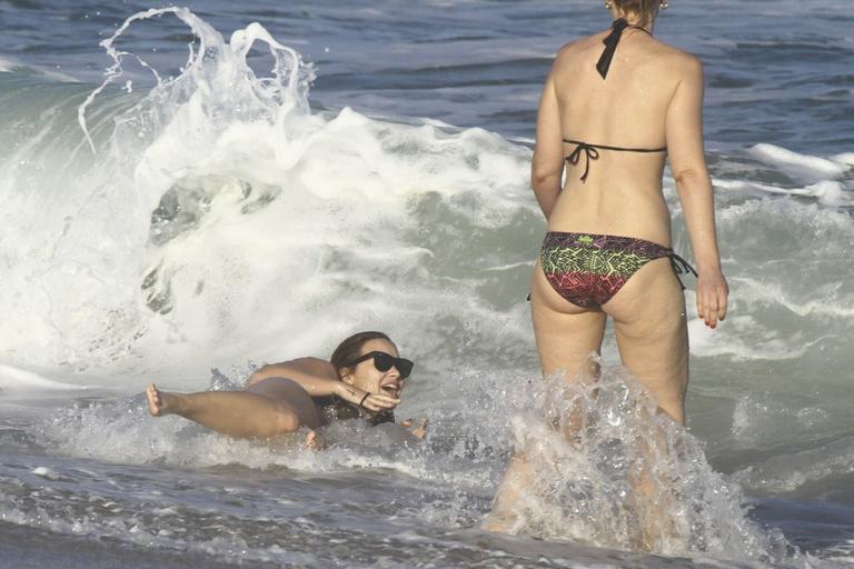 Demi Lovato curte praia no Rio de Janeiro