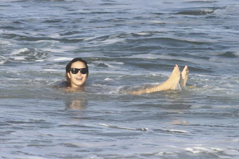 Demi Lovato curte praia no Rio de Janeiro