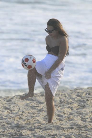 Demi Lovato arrisca lances de futebol