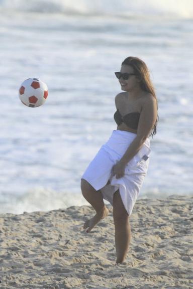 Demi Lovato arrisca lances de futebol