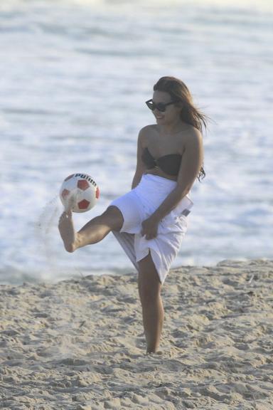 Demi Lovato arrisca lances de futebol