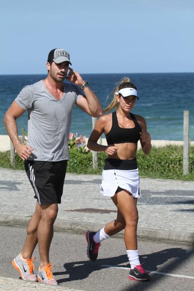 Rodrigão e Adriana fazem exercícios em praia no Rio de Janeiro