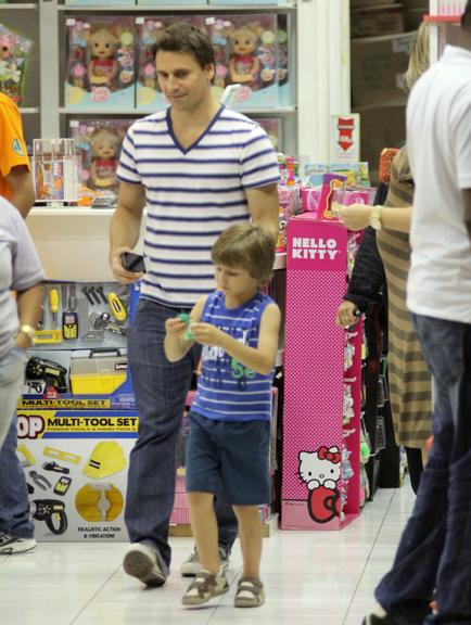 Murilo Rosa se diverte com o filho Lucas