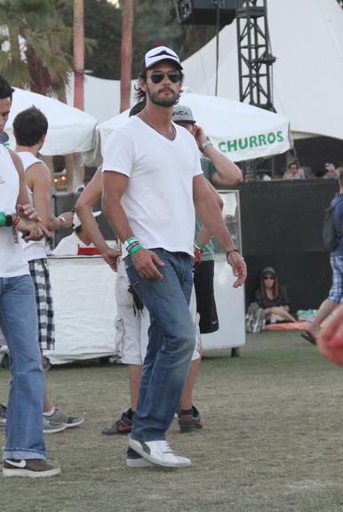 Rodrigo Santoro curte festival de Coachella na Califórnia