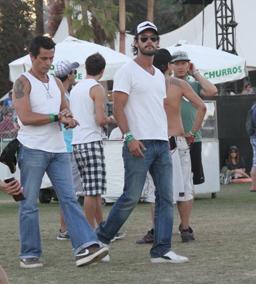 Rodrigo Santoro curte festival de Coachella na Califórnia