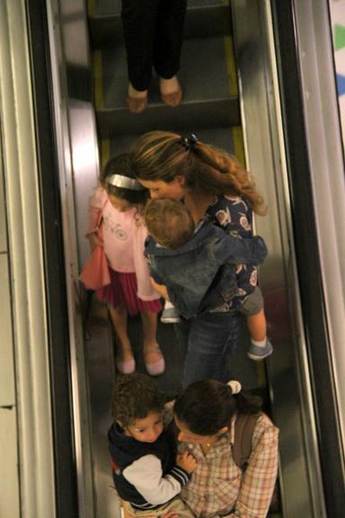 Claudia Abreu passeia com os filhos em shopping carioca