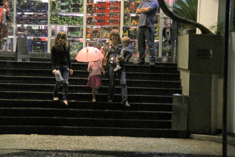 Claudia Abreu reúne os filhos em passeio neste domingo