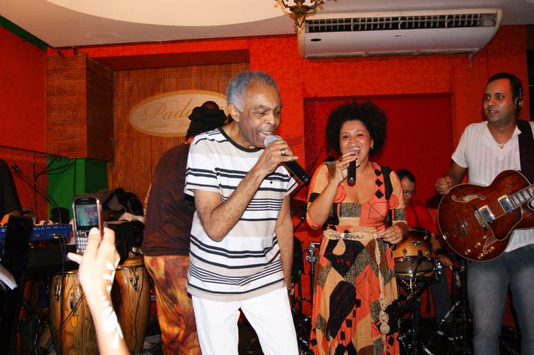 Gilberto Gil canta com a filha Nara Gil em Salvador