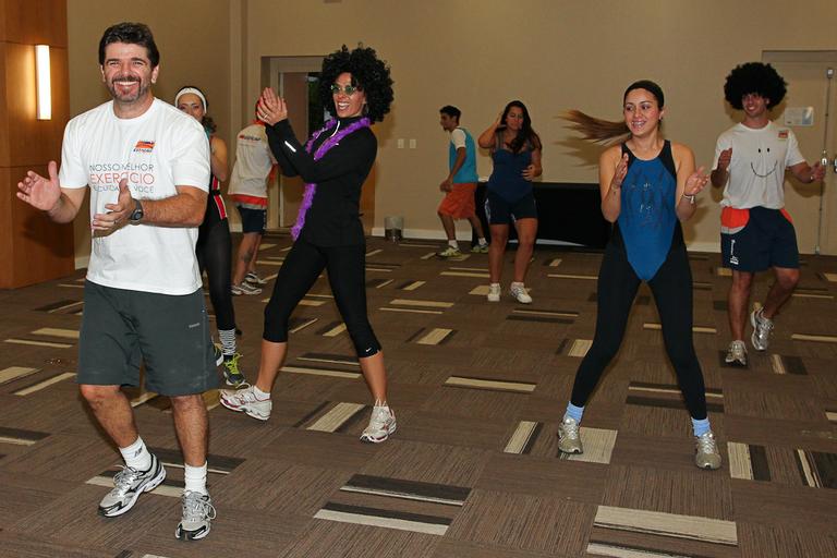 Adriane Galisteu faz aula exercícios em academia