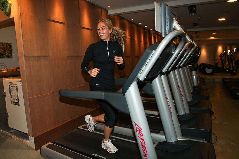 Adriane Galisteu faz aula exercícios em academia