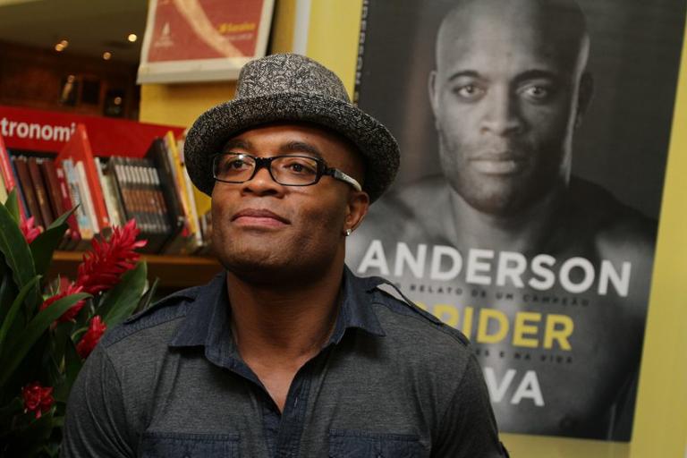 Anderson Silva lança livro no Rio