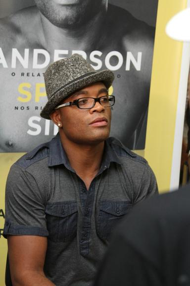 Anderson Silva lança livro no Rio