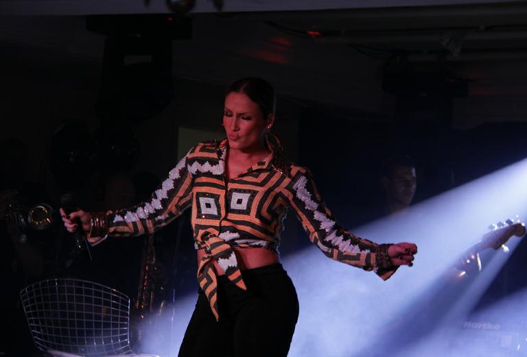 Grávida, Claudia Leitte faz show com barriga de fora