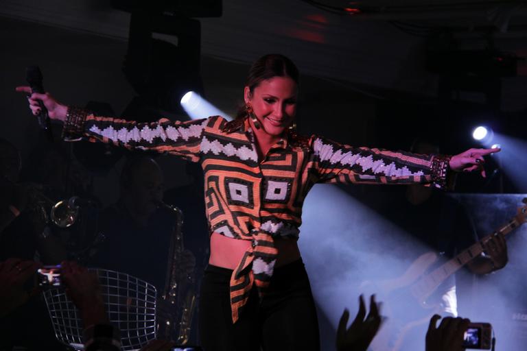 Grávida, Claudia Leitte faz show com barriga de fora