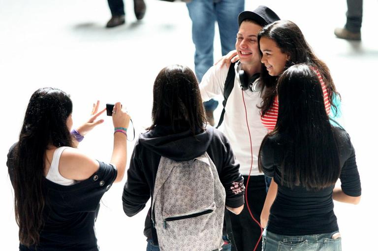 Pe Lanza é cercado por fãs em aeroporto