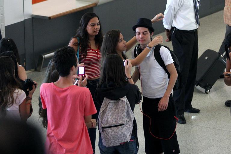 Pe Lanza é cercado por fãs em aeroporto