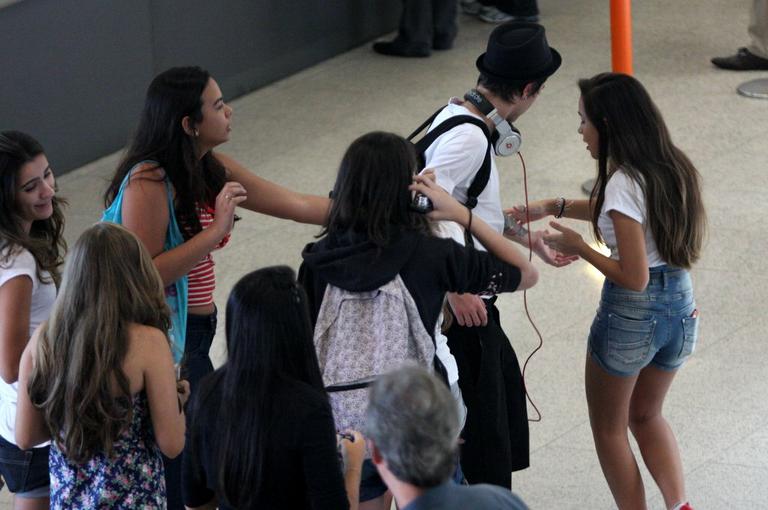 Pe Lanza é cercado por fãs em aeroporto