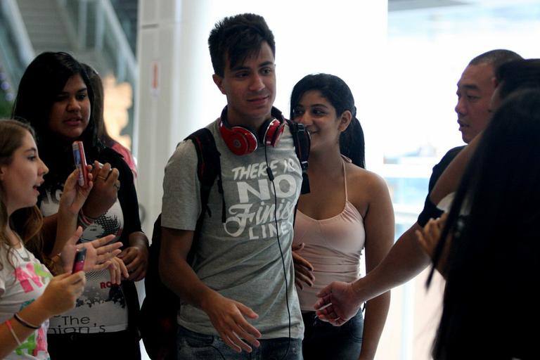 Pe Lu é cercado por fãs em aeroporto