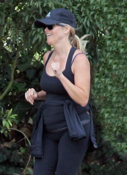 Reese Witherspoon pratica exercícios em Los Angeles, mesmo grávida