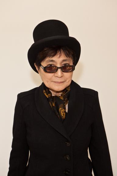 Yoko Ono também não passa por um tapete vermelho sem um chapéu na cabeça