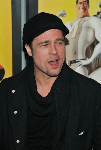 Brad Pitt se reveza entre boinas e chapéus