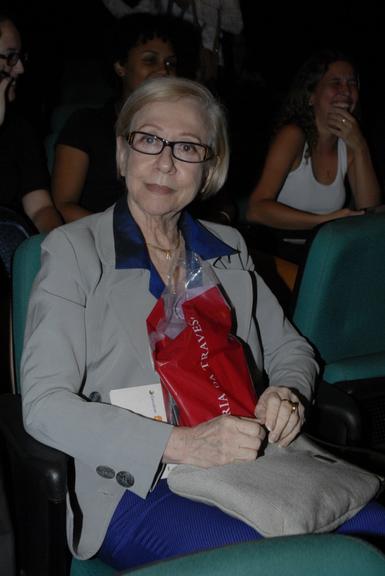 Fernanda Montenegro confere peça no Rio de Janeiro