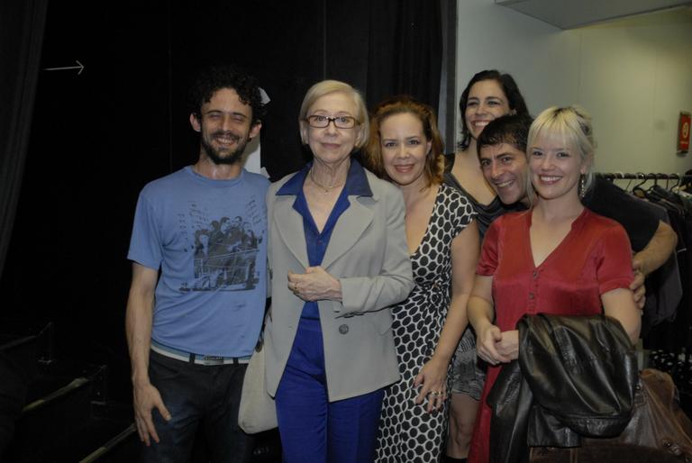 Fernanda Montenegro posa com o elenco da peça