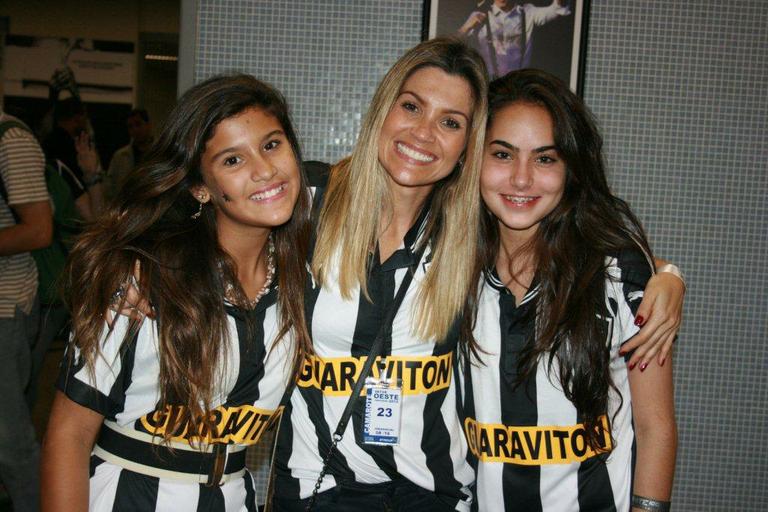 Flávia Alessandra leva a filha Giulia e uma amiga ao campo de futebol