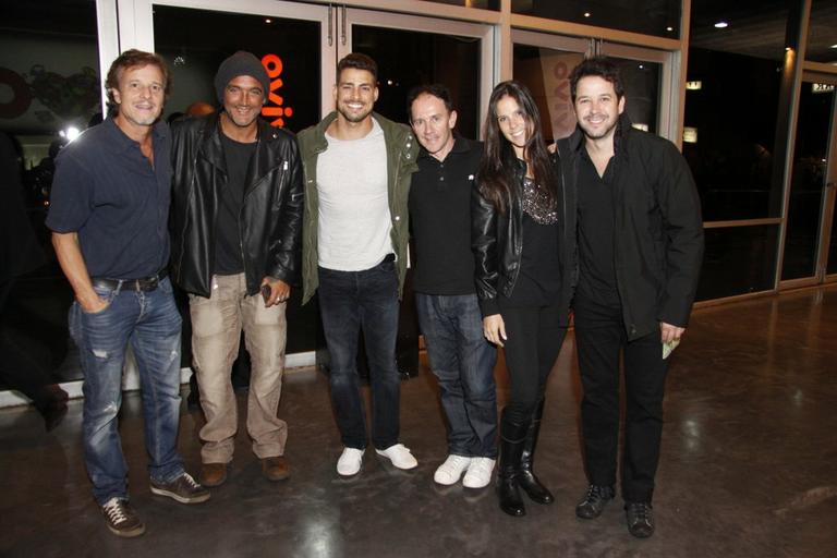 Marcello Novaes, Cauã Reymond e Murilo Benício e namorada Andrea de Souza Dantas vão com amigos ao show de Roger Hodgson 