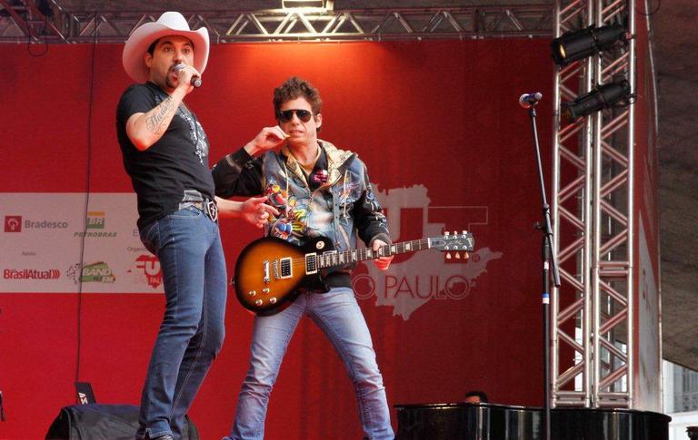 Edson e Hudson em show do Dia do Trabalho em São Paulo