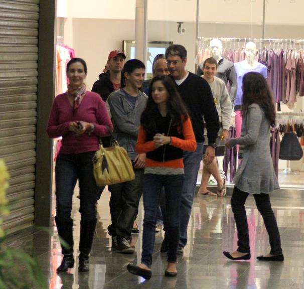 Fátima Bernardes e William Bonner passeiam com os filhos em shopping no Rio