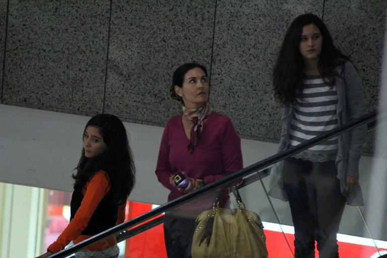 Fátima Bernardes passeia com a família em shopping no Rio de Janeiro