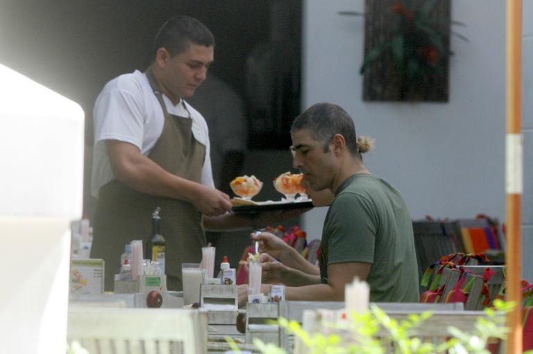 Mariana Ximenes e Reynaldo Gianecchini almoçam juntos no Rio de Janeiro