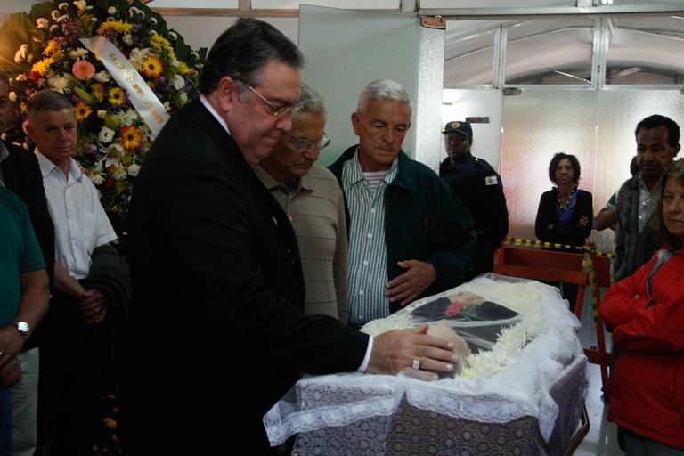 Familiares se despedem do cantor Tinoco