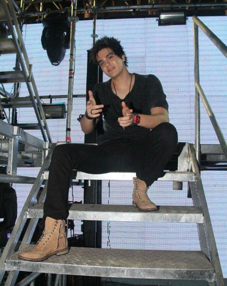 Luan Santana posa antes do show