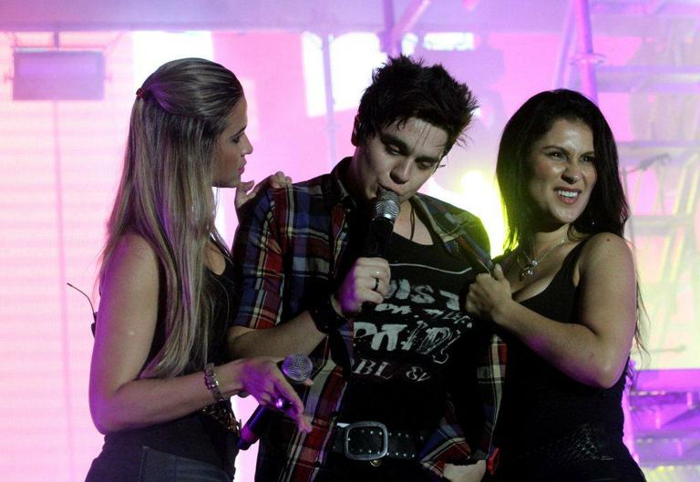 O cantor Luan Santana junto com suas bailarinas