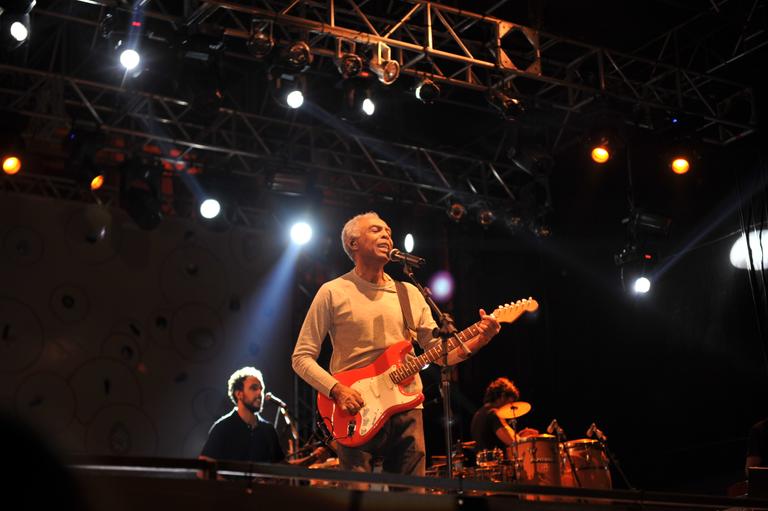 Gilberto Gil se apresenta para plateia lotada em show na Virada Cultural de São Paulo