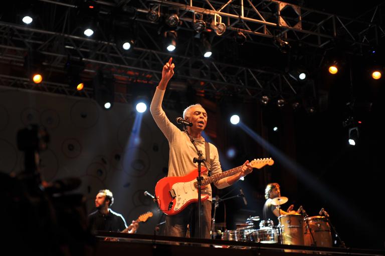 Gilberto Gil se apresenta para plateia lotada em show na Virada Cultural de São Paulo