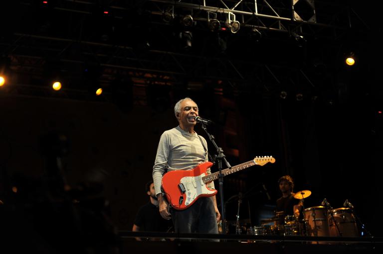 Gilberto Gil se apresenta para plateia lotada em show na Virada Cultural de São Paulo