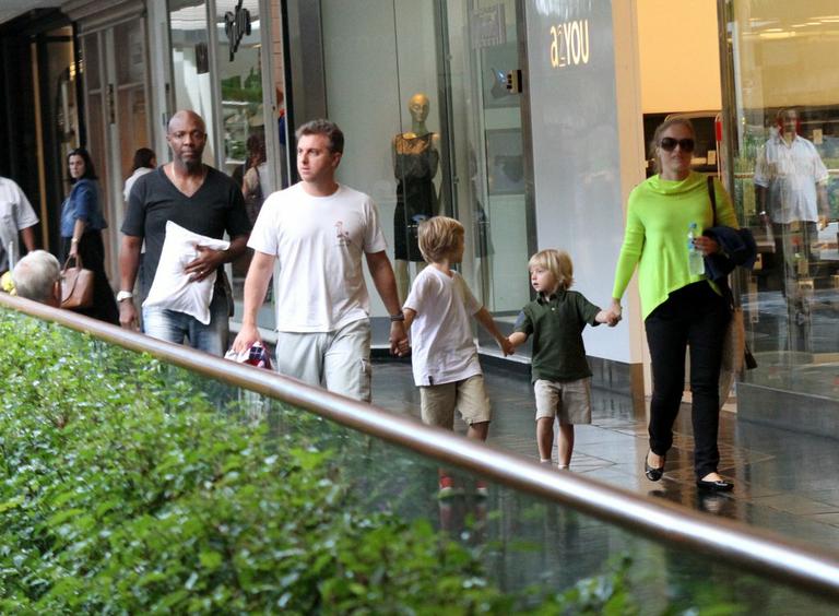 Luciano Huck e Angélica passeiam com os filhos Joaquim e Benício