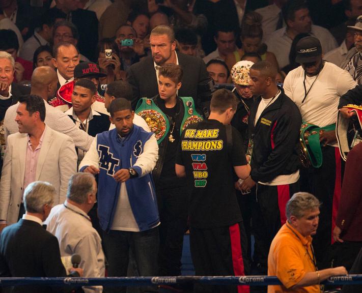 Justin Bieber comemora vitória de Floyd Mayweather no boxe